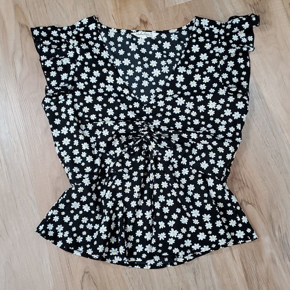 🔺️Indulge Black Daisy Print Cap Sleeve Blouse Medium